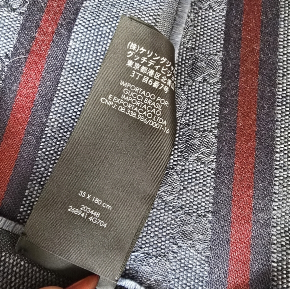 Authentic Gucci Men's Scarf in Navy and Crimson - Picture 7 of 13
